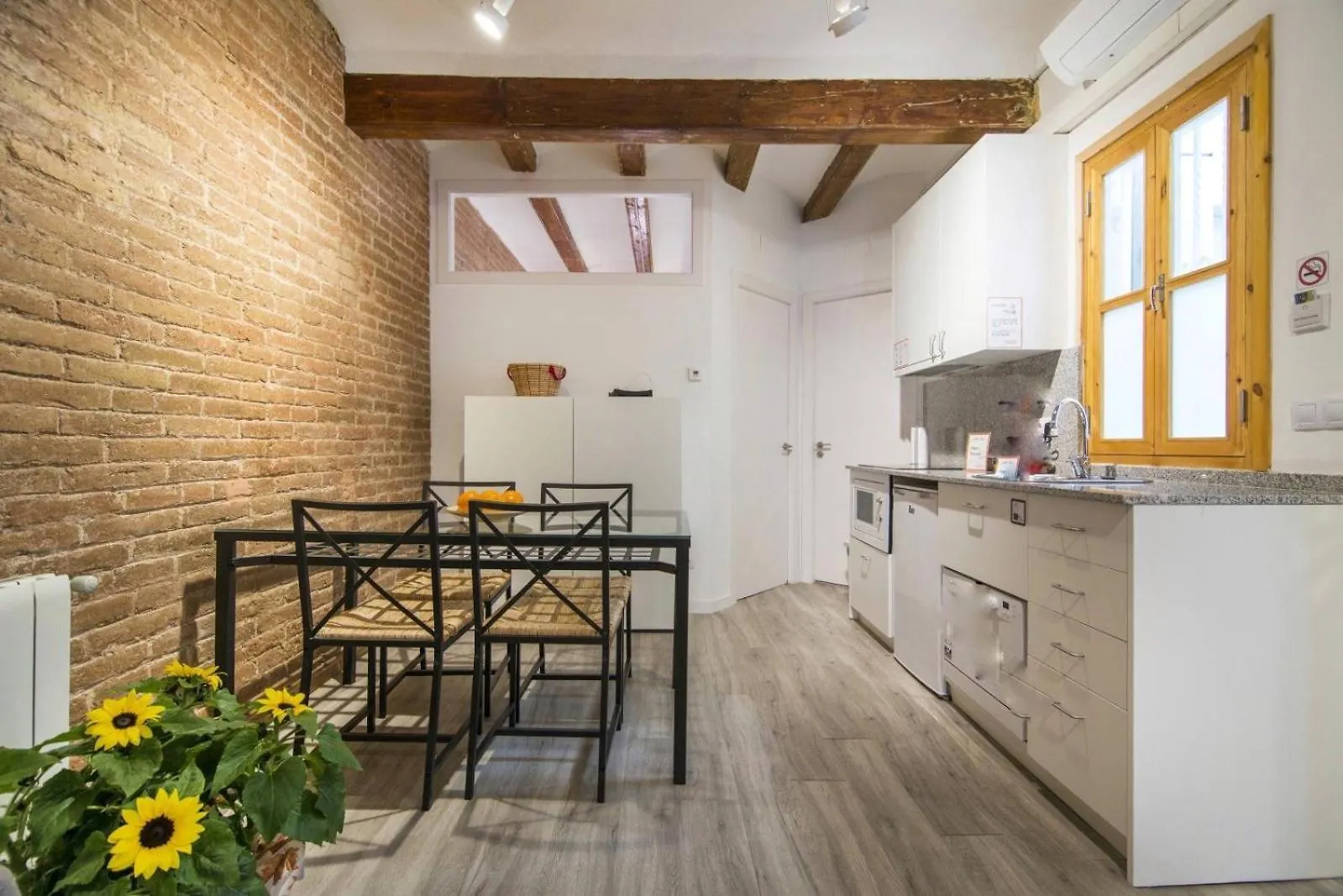 Happy People Ramblas Harbour Apartments Barcelona Spanien
