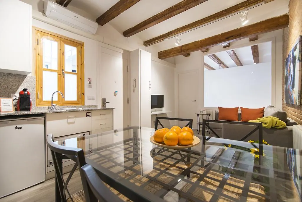 Happy People Ramblas Harbour Apartments Barcelona Spanien